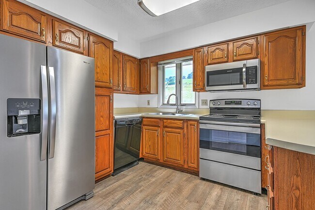 Building Photo - 2 Bedroom & Office Space / 1.5 Bath Brick ...
