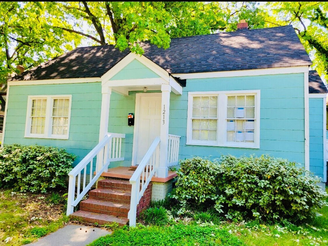 Primary Photo - Charming 3 bedroom 1 bath Single Family Ho...