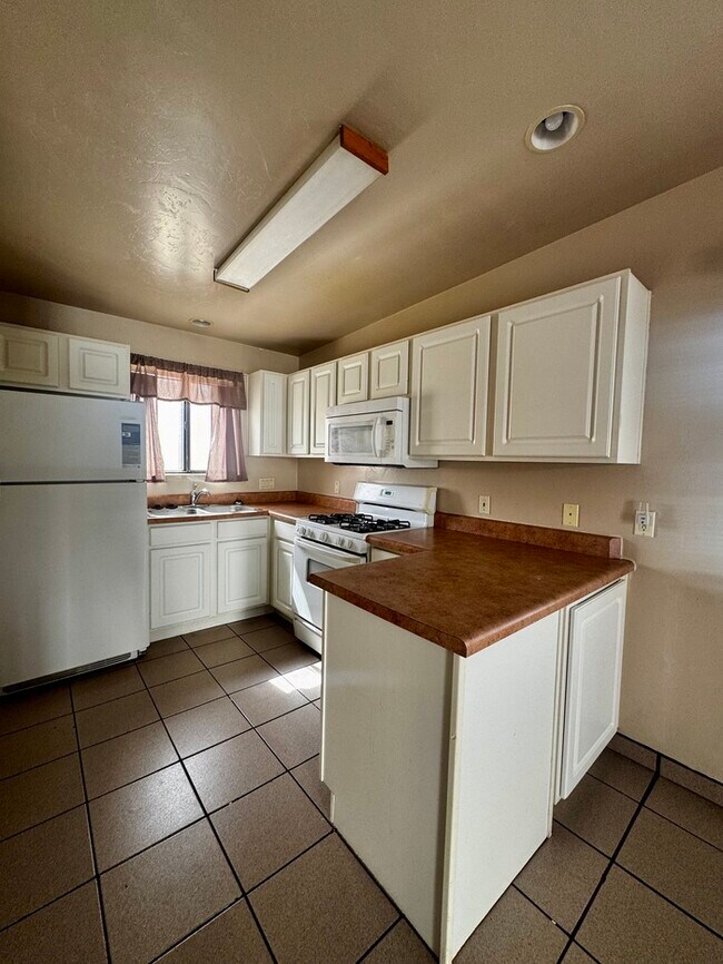 Foto del edificio - FOR RENT