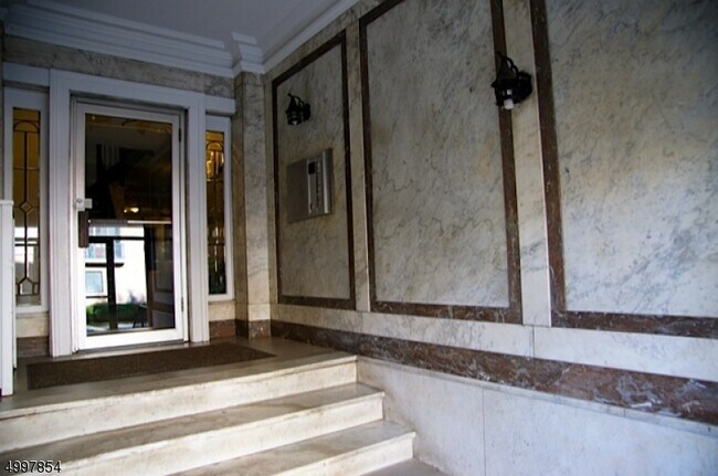 Building Photo - 10 Roosevelt Pl