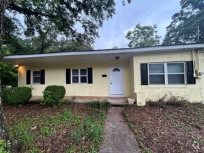 Building Photo - 111 Magnolia Dr