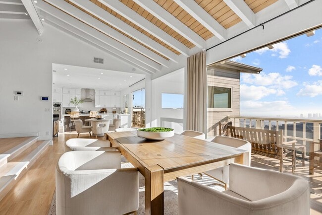 Building Photo - 2019 Sunset Plaza Dr