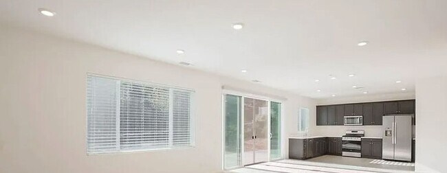 Foto del edificio - A Stunning 5 Bed / 3 Bath Smart Home In Ea...
