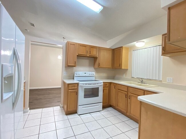 Building Photo - 3bed/2bath Lake View Single Family Home in Kissimmee, FL!