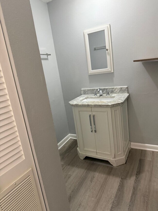 Foto del edificio - LEASE NOW AND ENJOY 50% OFF 2ND MONTH! Location, location, location! 875 SF Unit- 2 bd/ 1 ba near...