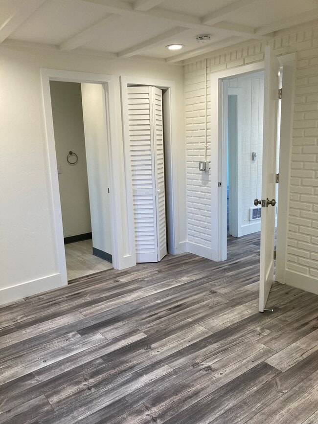 Foto del edificio - Remodeled Tri-Plex Minutes Away from the Beach!