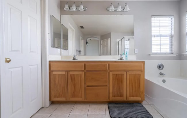 Building Photo - A SUPERB AND STUNNING 4 BEDROOM HOME IN TR...