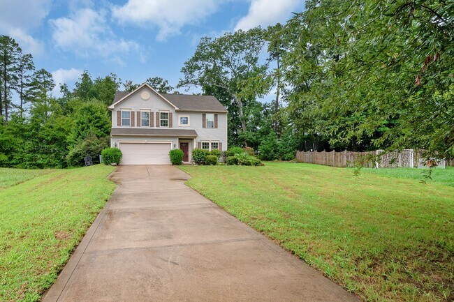 Foto del edificio - Spacious 4-Bedroom Home with Sunroom, Deck...