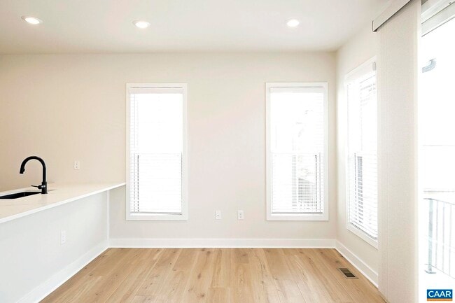 Building Photo - 917 Belmont Ave