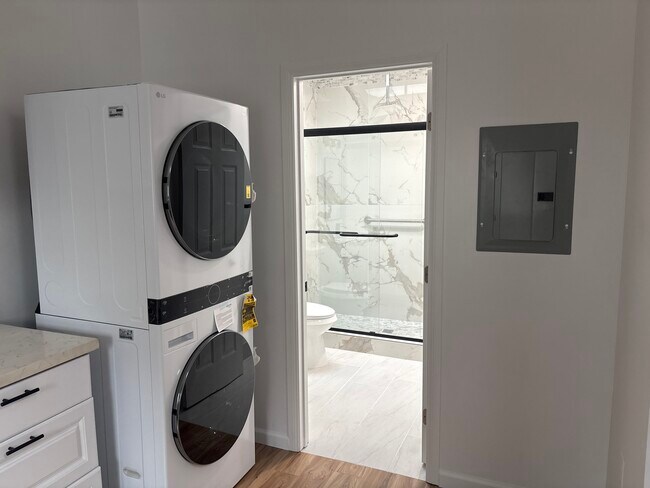 Foto del edificio - 4247 Governor Dr