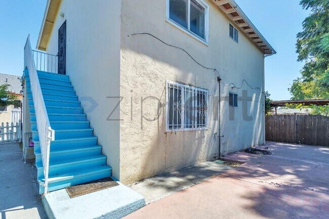 Building Photo - Unit