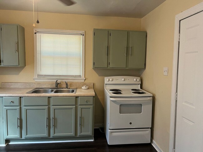Building Photo - 2 Bedroom House - Section 8 Accepted