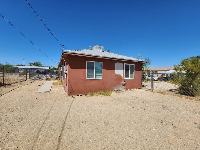 Foto del edificio - 6361 Yucca Ave