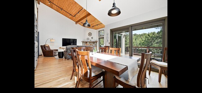 Foto del edificio - 2074 Foothills Dr S