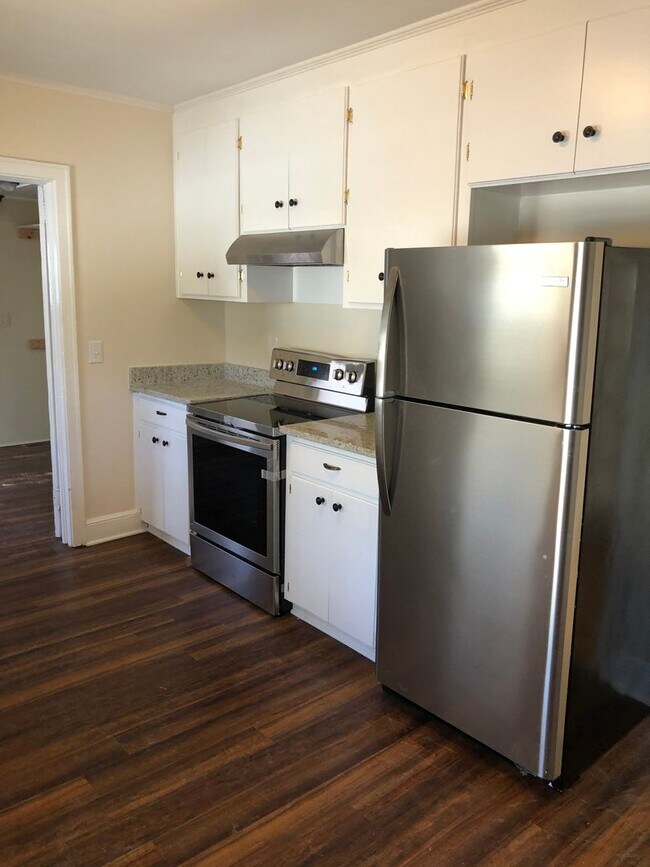 Building Photo - 2 Bedroom House off of Rosewood Available Now