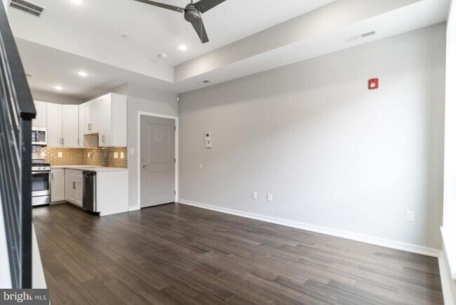 Building Photo - 1904 E Hagert St