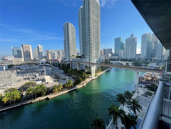 Foto del edificio - 690 SW 1st Ct