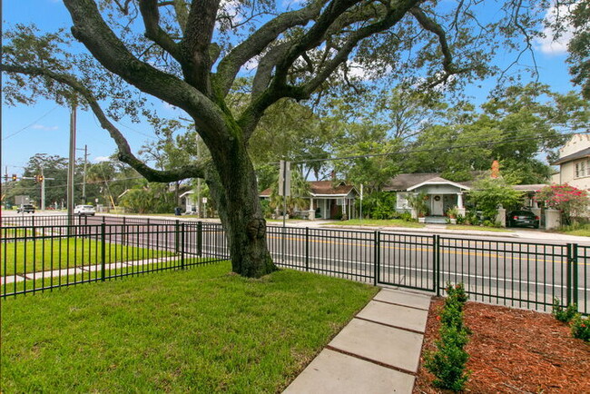 Building Photo - LIKE NEW LUXURY Townhome For Rent in Tampa...