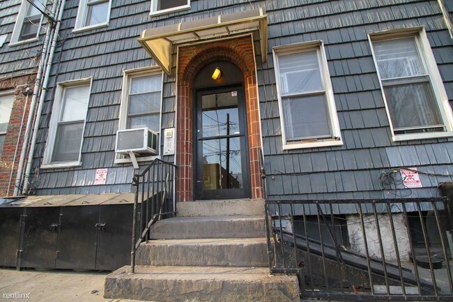 Building Photo - 955 Metropolitan Ave