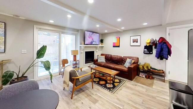 Foto del edificio - Rehabbed Duplexed NorthHalsted Two Bedroom...