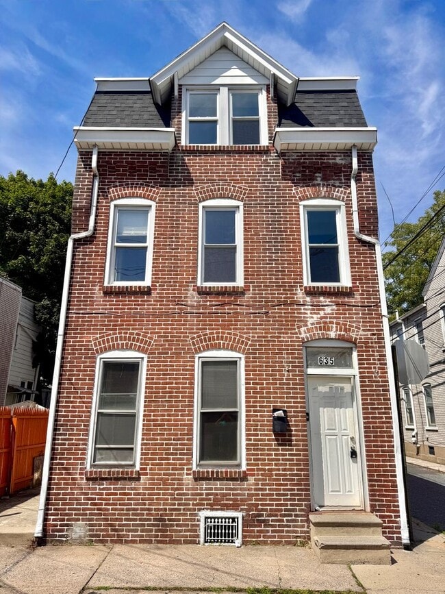 Building Photo - 635 W Green St
