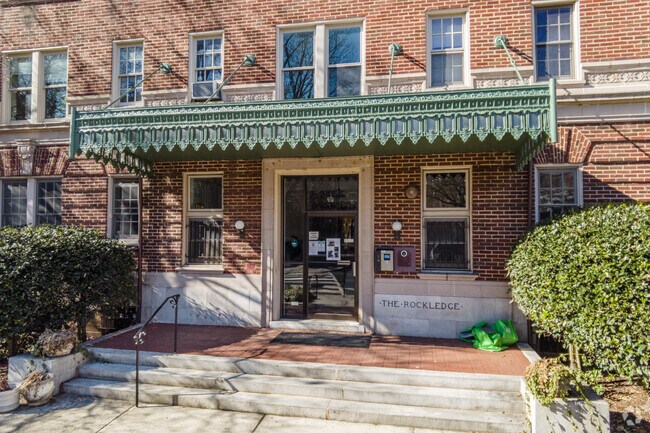 Entrada - 2456 20th St NW