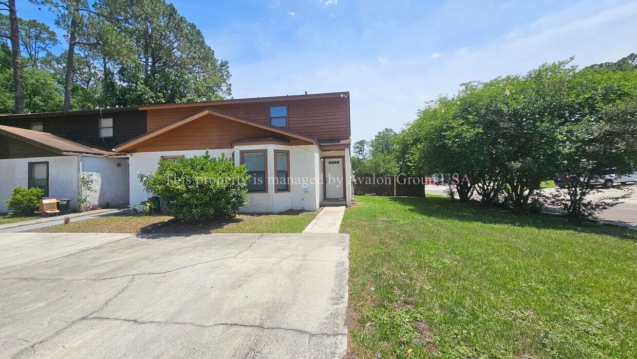 Foto principal - 7690 Jana Ln S