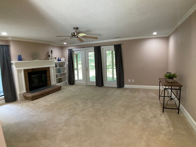 Building Photo - Lovely First Floor 2 bed, 2 bath condo in ...