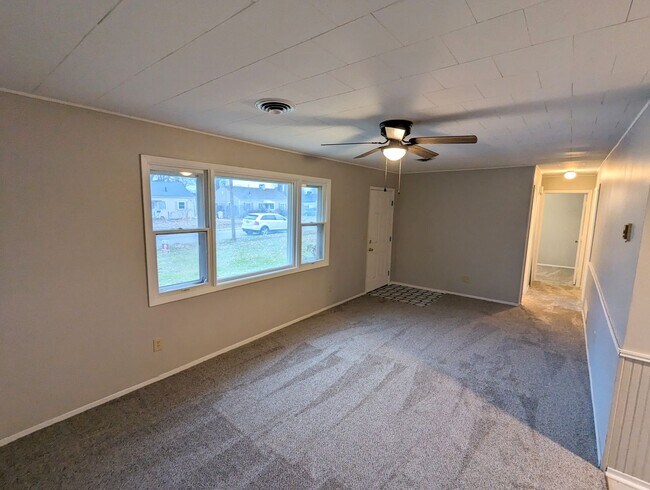 Foto del edificio - Charming 4-Bedroom Ranch with Modern Updat...
