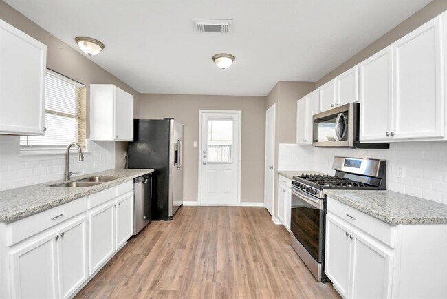Building Photo - 21826 Hemlock Park Dr