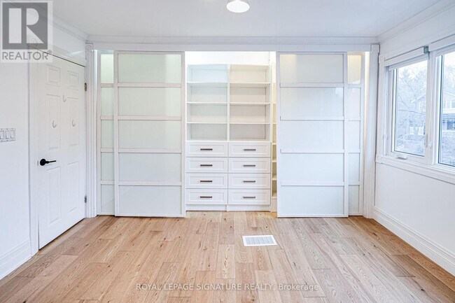 Photo du bâtiment - 218 Lee Ave