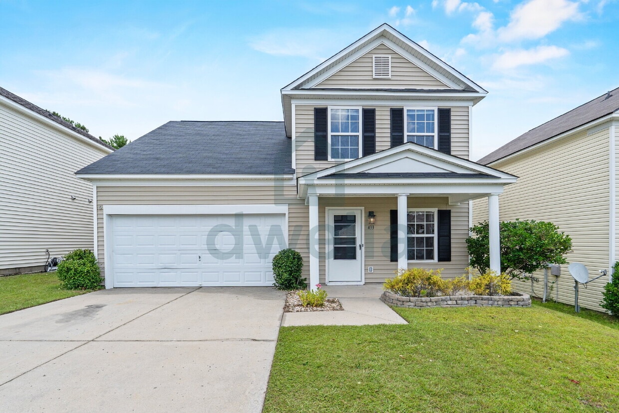 Foto principal - "Charming 3-Bedroom Retreat with 2.5 Baths...