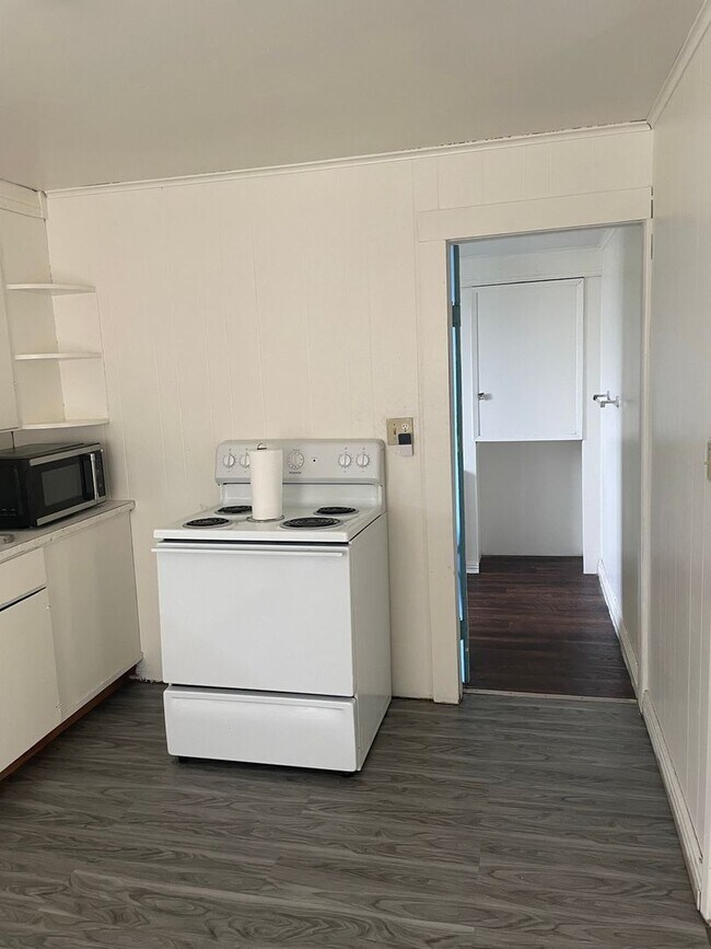 Foto del edificio - Charming 1BR Duplex in Elma