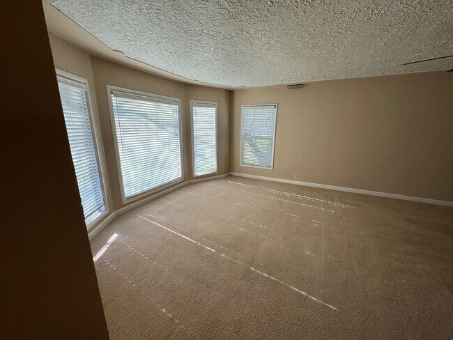 Building Photo - 1201 W Elm St