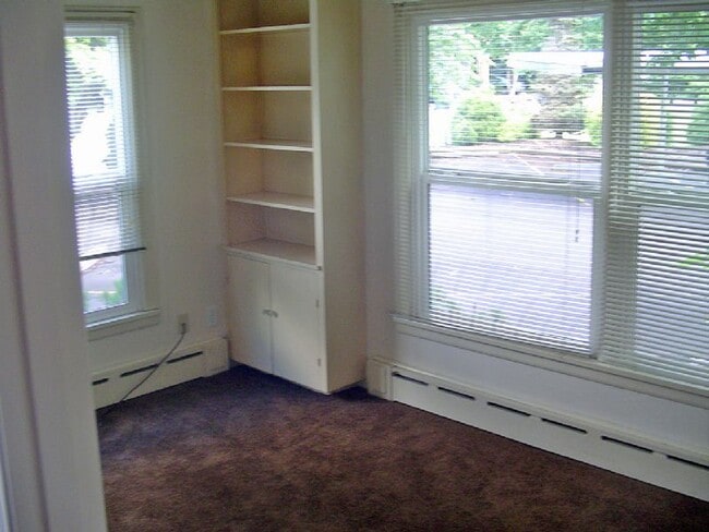 Foto del edificio - West Springfield near Autzen large home with basement