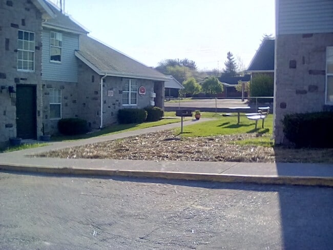 Building Photo - RR 1 / Race Street-