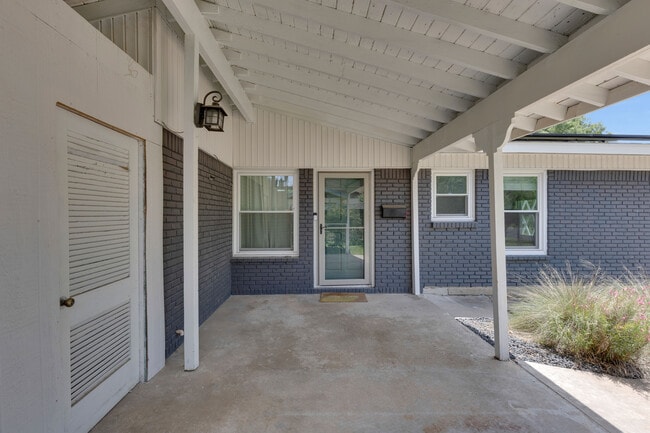 Building Photo - 2102 Bristol Dr