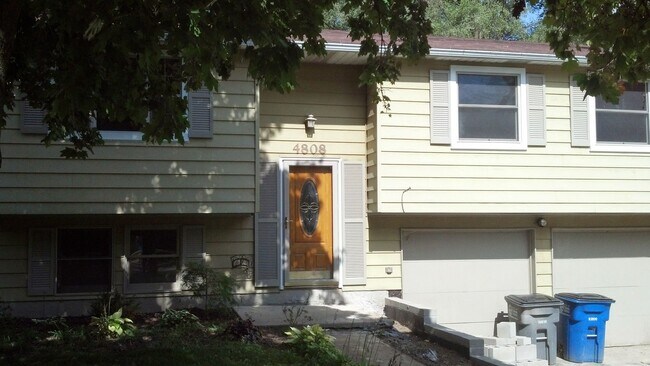 Foto del edificio - Three bedroom, one bath, huge backyard