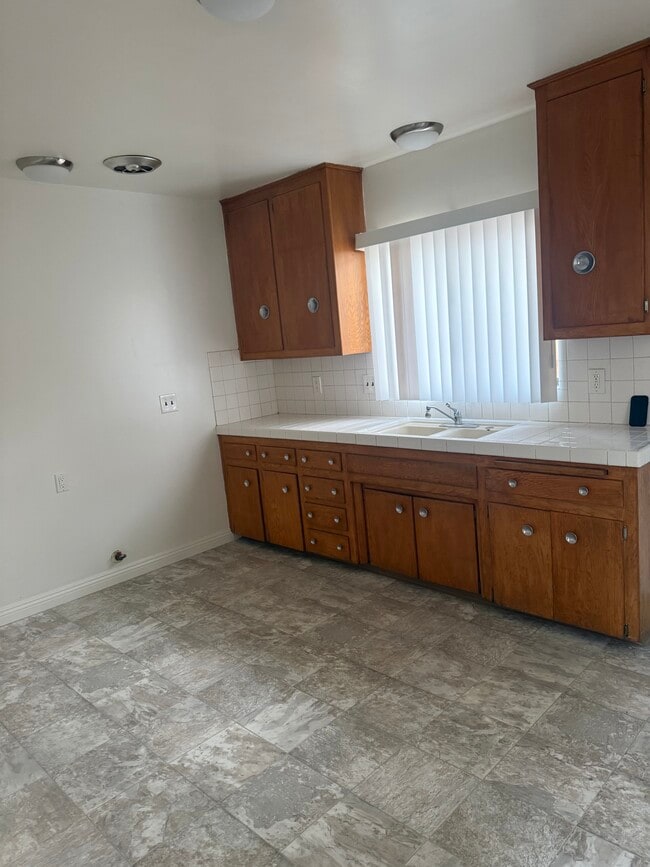 Kitchen - 544 W Vesta St