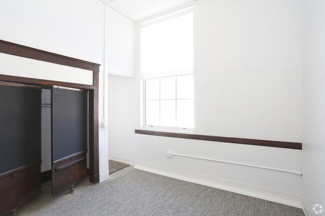 Building Photo - 801 N Broadway St