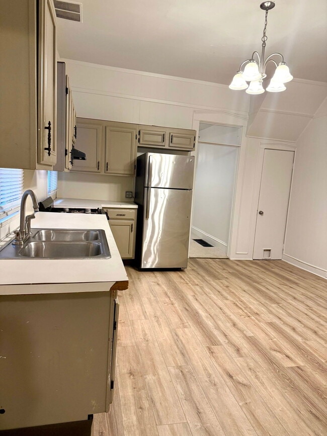 Building Photo - 144 E Main St