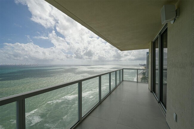 Foto del edificio - 16699 Collins Ave
