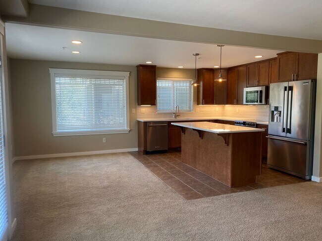 Building Photo - Spacious 3 Bedroom/ 3 Bathroom Near Boat L...