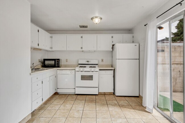 Building Photo - 1431 Arthur Dr