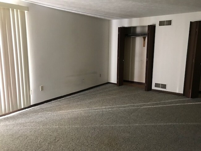 Building Photo - One Bedroom ground level apartment in Evan...