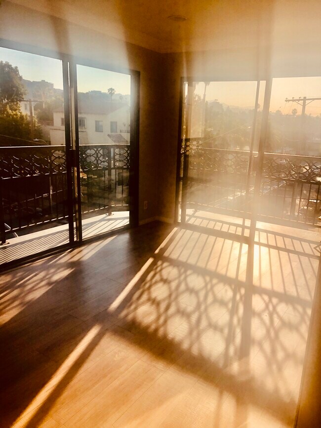 ¡Buen día! - 1355 Sierra Bonita N Ave
