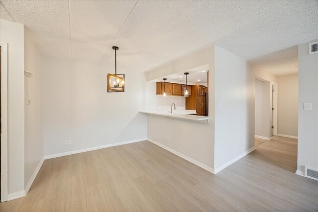 Building Photo - 13620 Lamon Ave
