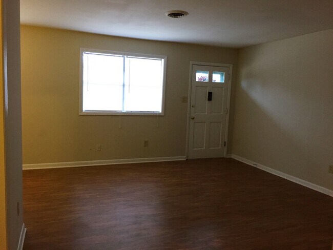 Foto del edificio - Ground level apartment minutes from UNCG