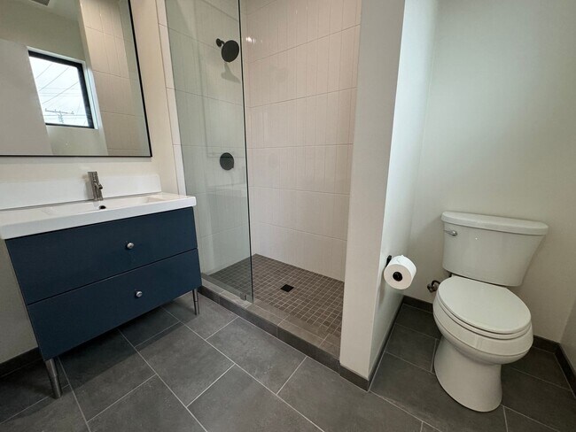 Foto del edificio - Brand new 2 Bed 2 Bath Unit in the Heart of PB