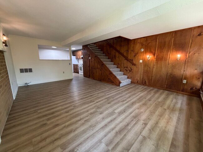 Foto del edificio - 56 Westville Rd